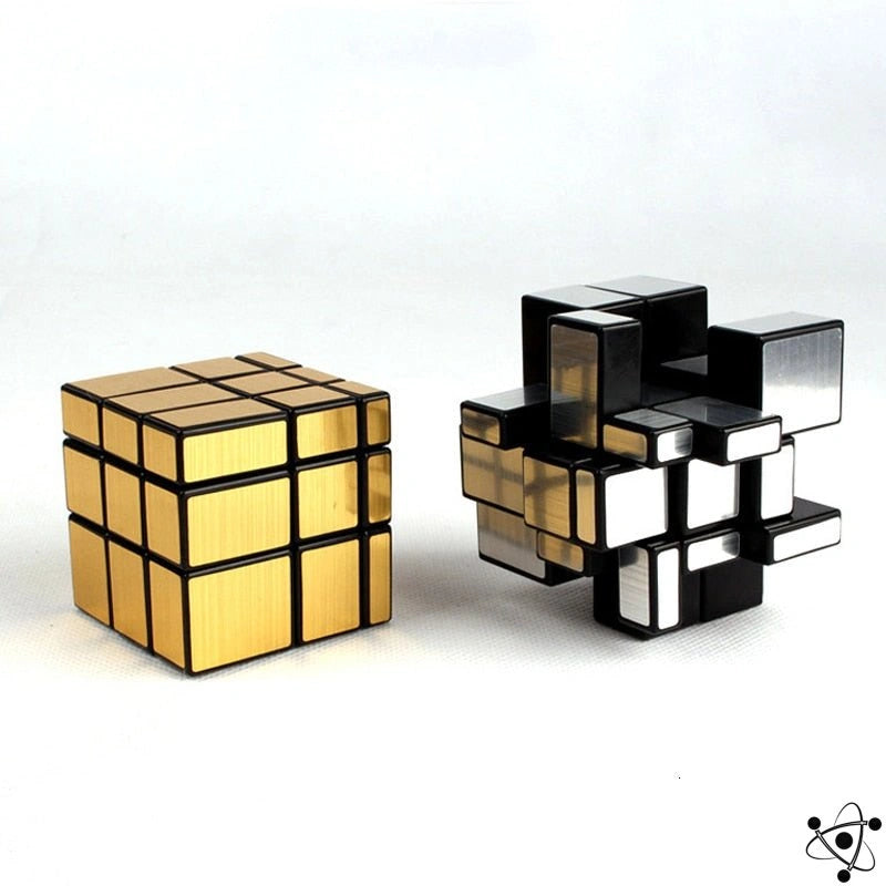 Un Cube En ` S De Rubik Sur Un Miroir Photographie éditorial