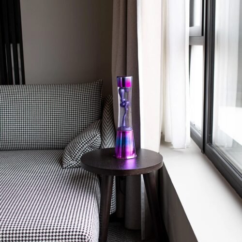 lampe-a-lave-irisee-metallique-violette (1)
